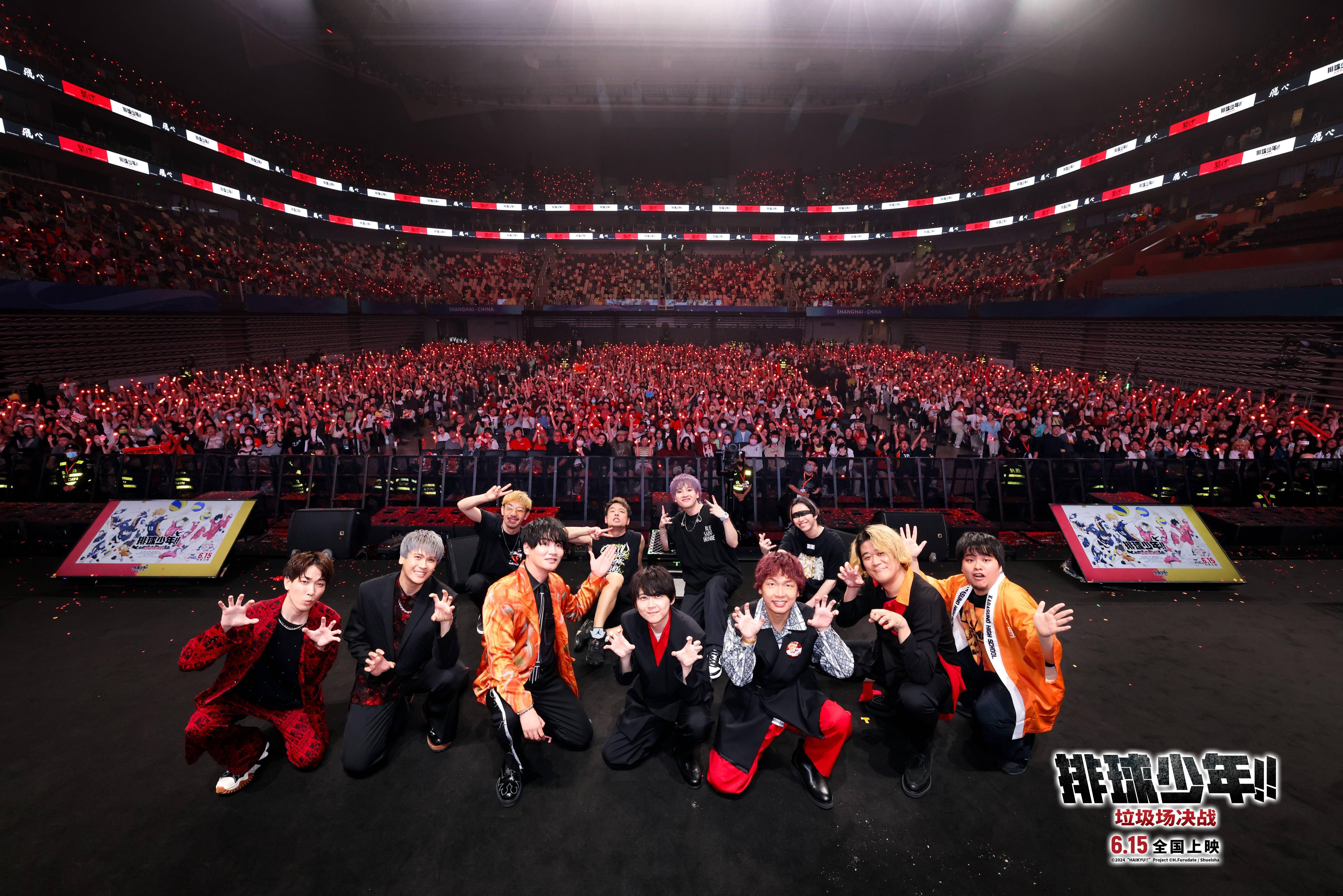 比赛打响，球员们的热血拼搏震撼全场观众