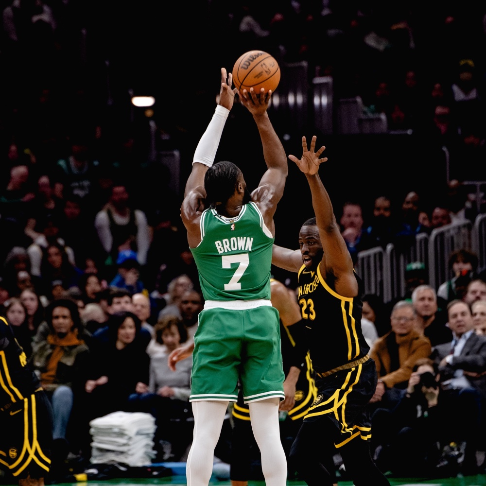 关于库里连续三场比赛得分超过惊险取胜，勇士挑战极限！的信息