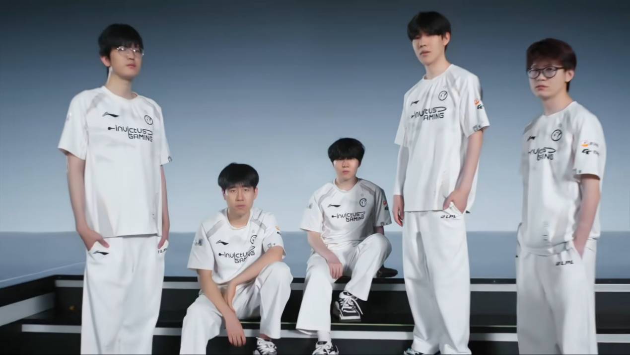 包含Rookie赛事官方发布爆冷新规，IG争议不断！的词条