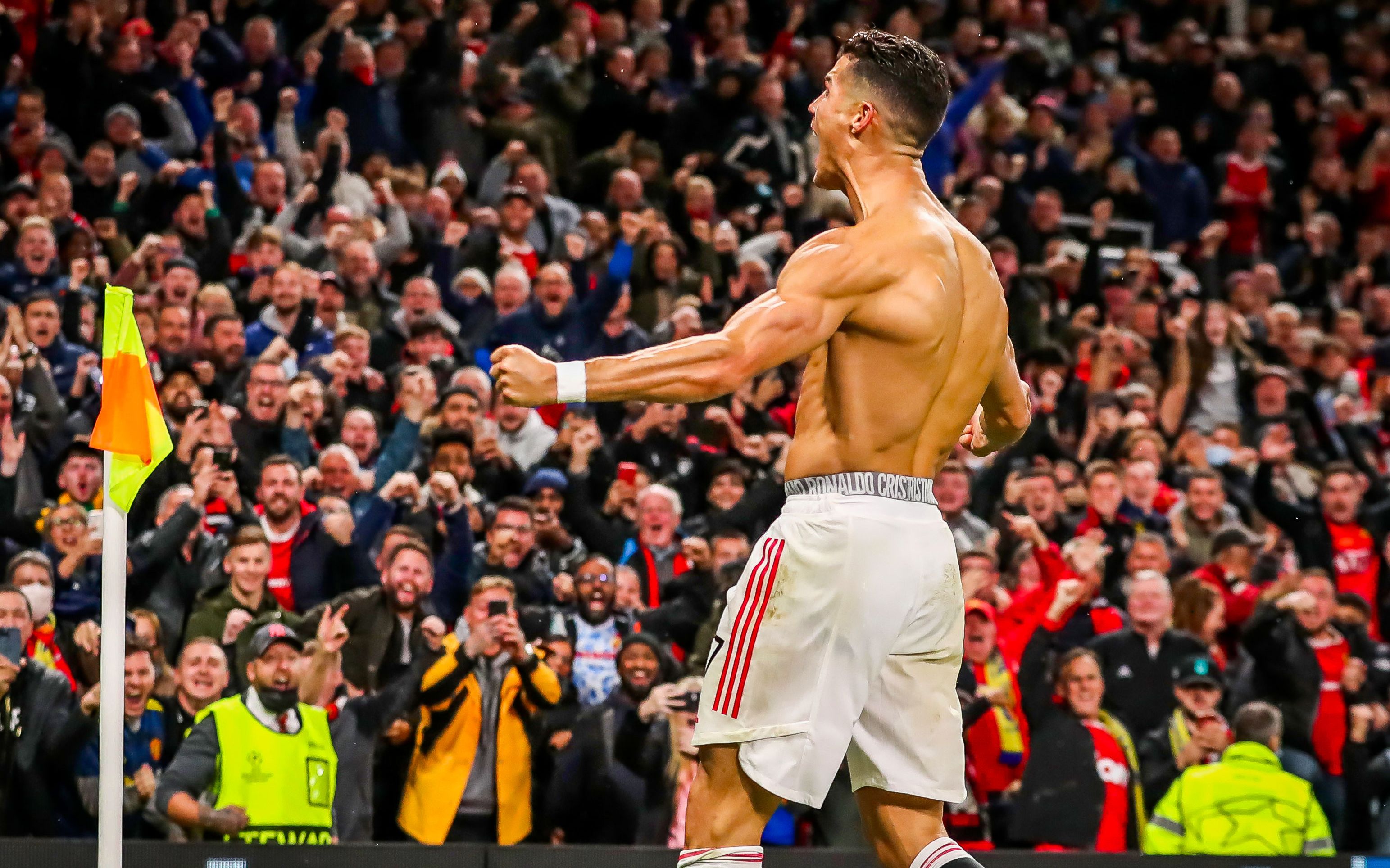 C罗迎来三赛季高光表现，巴塞罗那球迷沸腾！