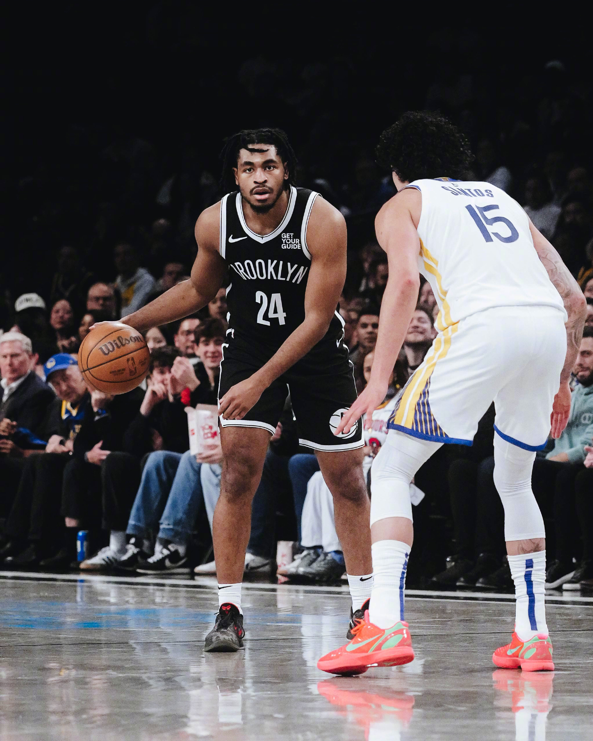 库里在篮网比赛中问鼎冠军，关键助攻引发热议！