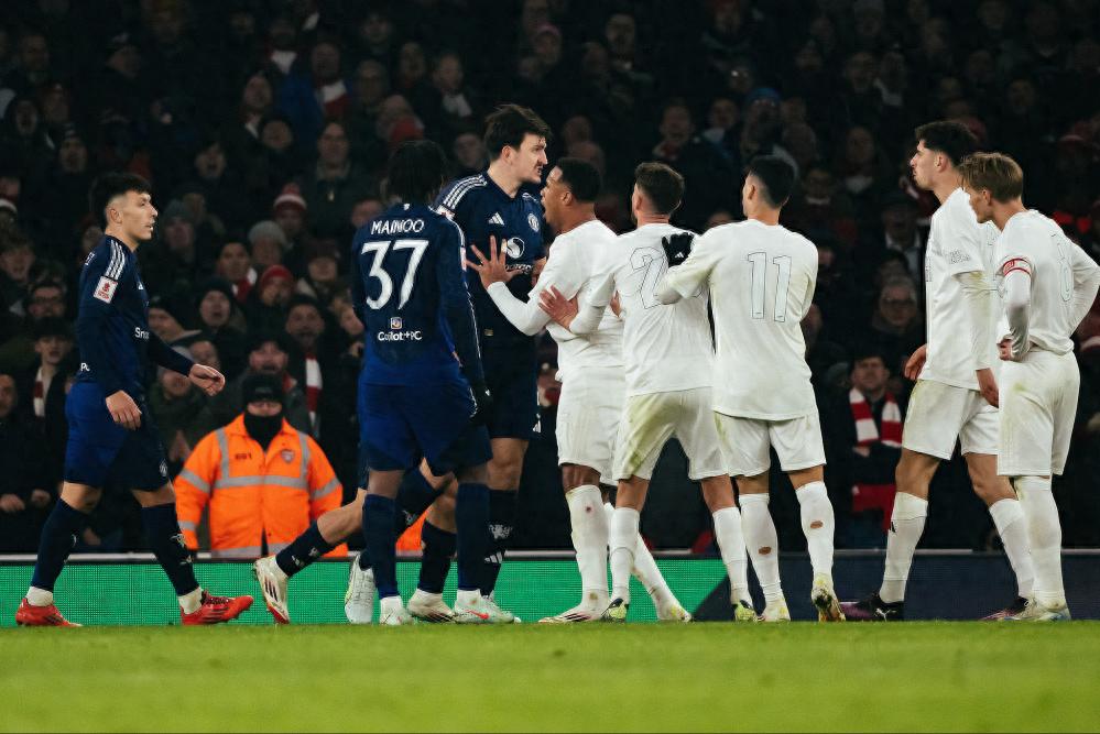 曼联关键一役惨遭绝杀，球迷难掩失望，自己合作不是阅读全部.