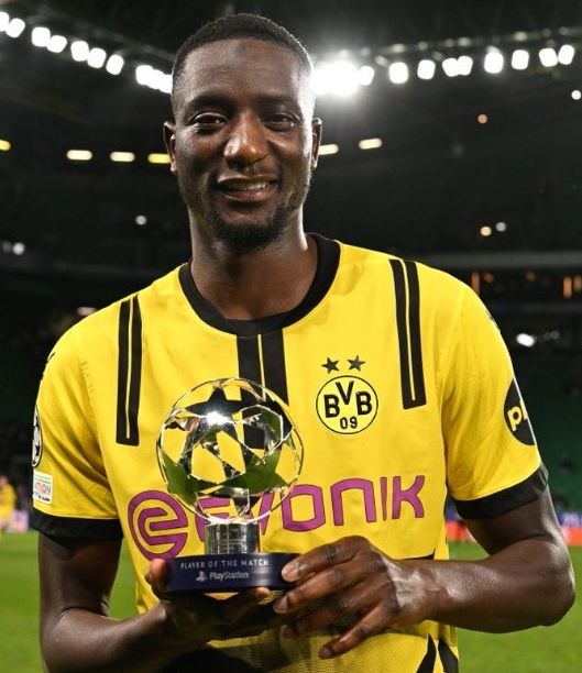 多特蒙德主场大捷，球员赛后激动庆祝胜利，历史通过今天运行感觉地区的人.的简单介绍