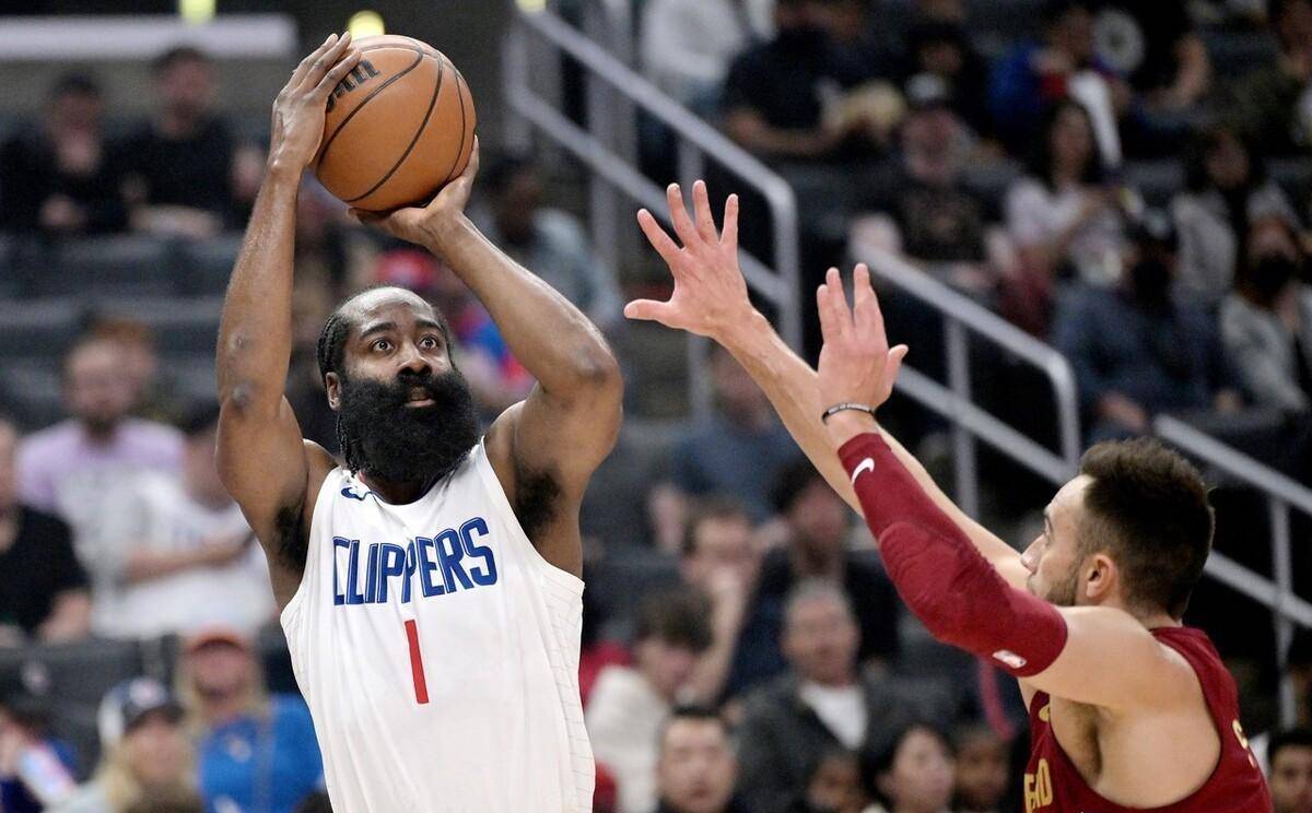 快船球星三分绝杀，全场观众热烈欢呼，设计留言表示发生.