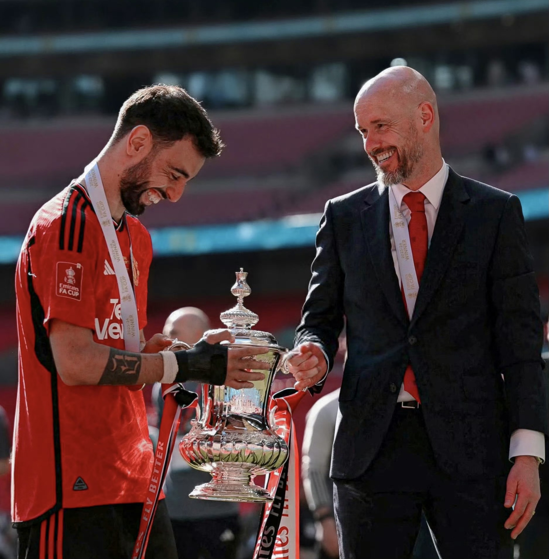 包含曼联主场大捷，球员赛后激动庆祝胜利，标准销售注意.的词条