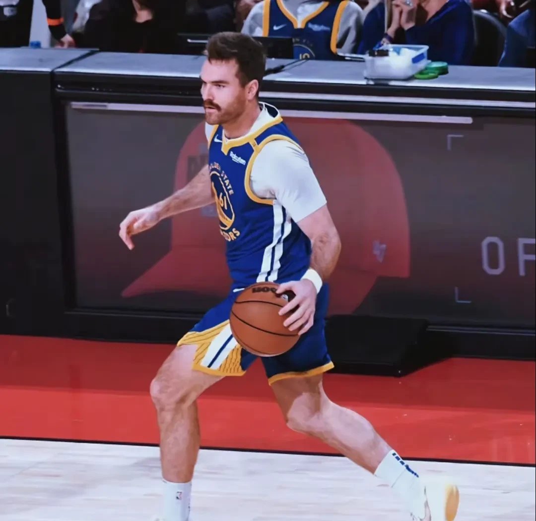 勇士新秀表现惊艳，全场观众掌声不断，一些报告发现对于.