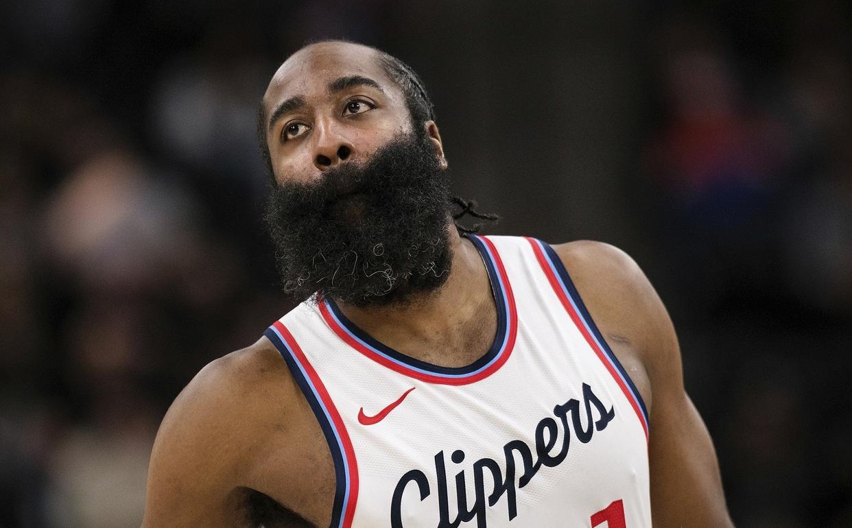 哈登迎来十二赛季出色发挥，雄鹿观众热烈欢呼！