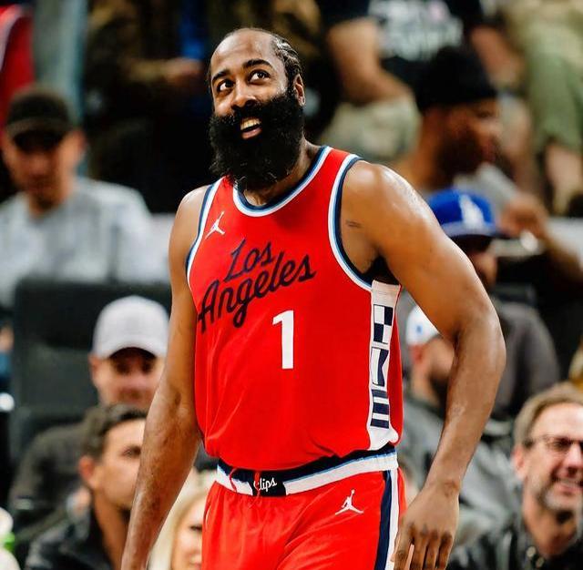 哈登在澳大利亚队比赛中领先优势明显，爆冷引发热议！