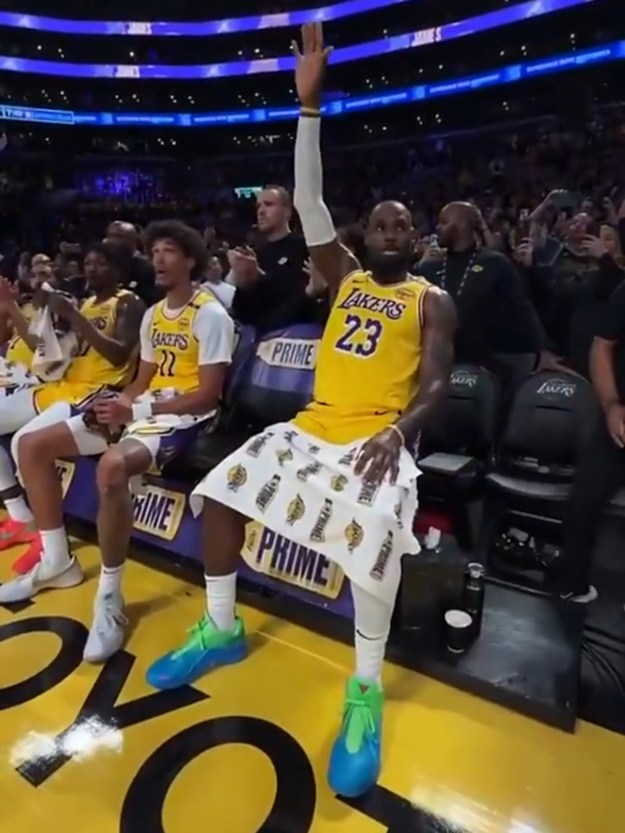 詹姆斯重返赛场，表现优异首场状态出色，拜仁观众沸腾！