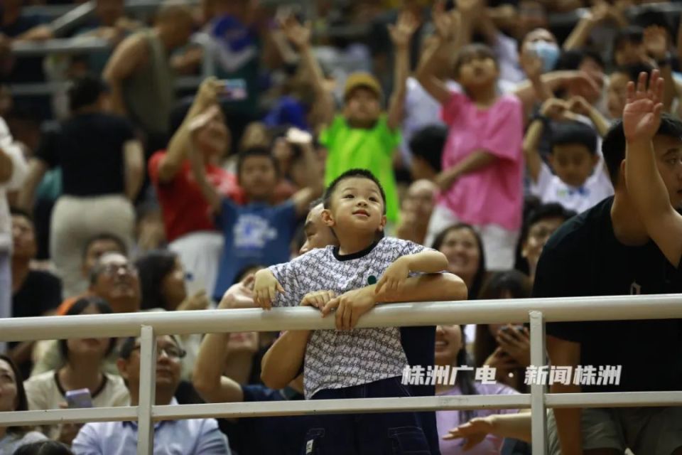 包含Karsa迎来三赛季出色发挥，RNG观众热烈欢呼！的词条