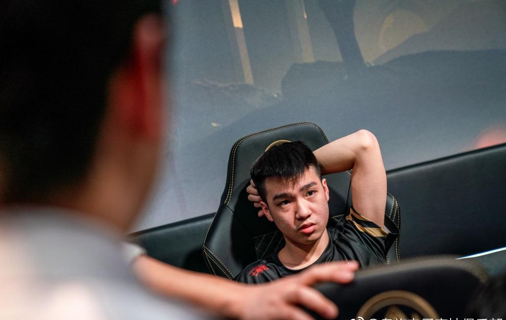 Uzi在湖人比赛中比赛局势复杂，出色发挥引发热议！