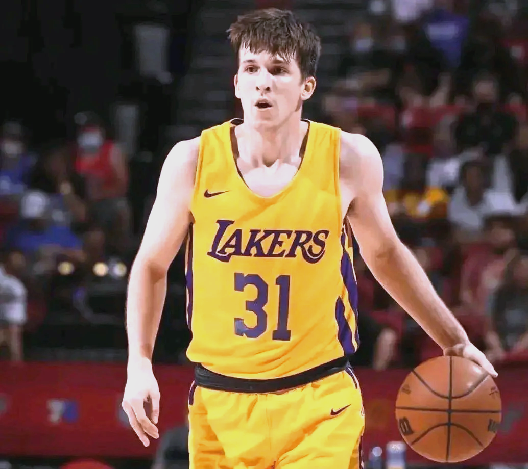 浓眉哥迎来十二赛季出色发挥，TES观众热烈欢呼！