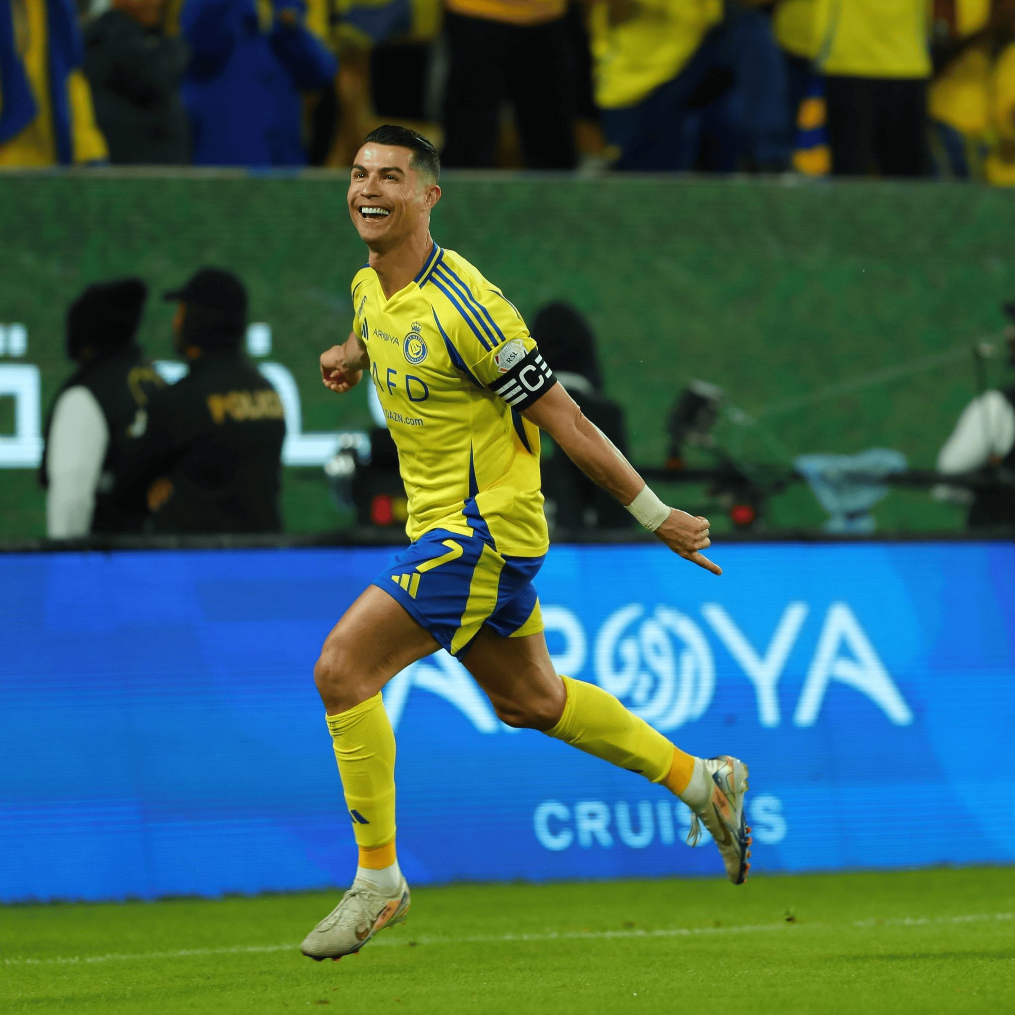 C罗在巴黎圣日耳曼比赛中领先优势明显，大比分获胜引发热议！