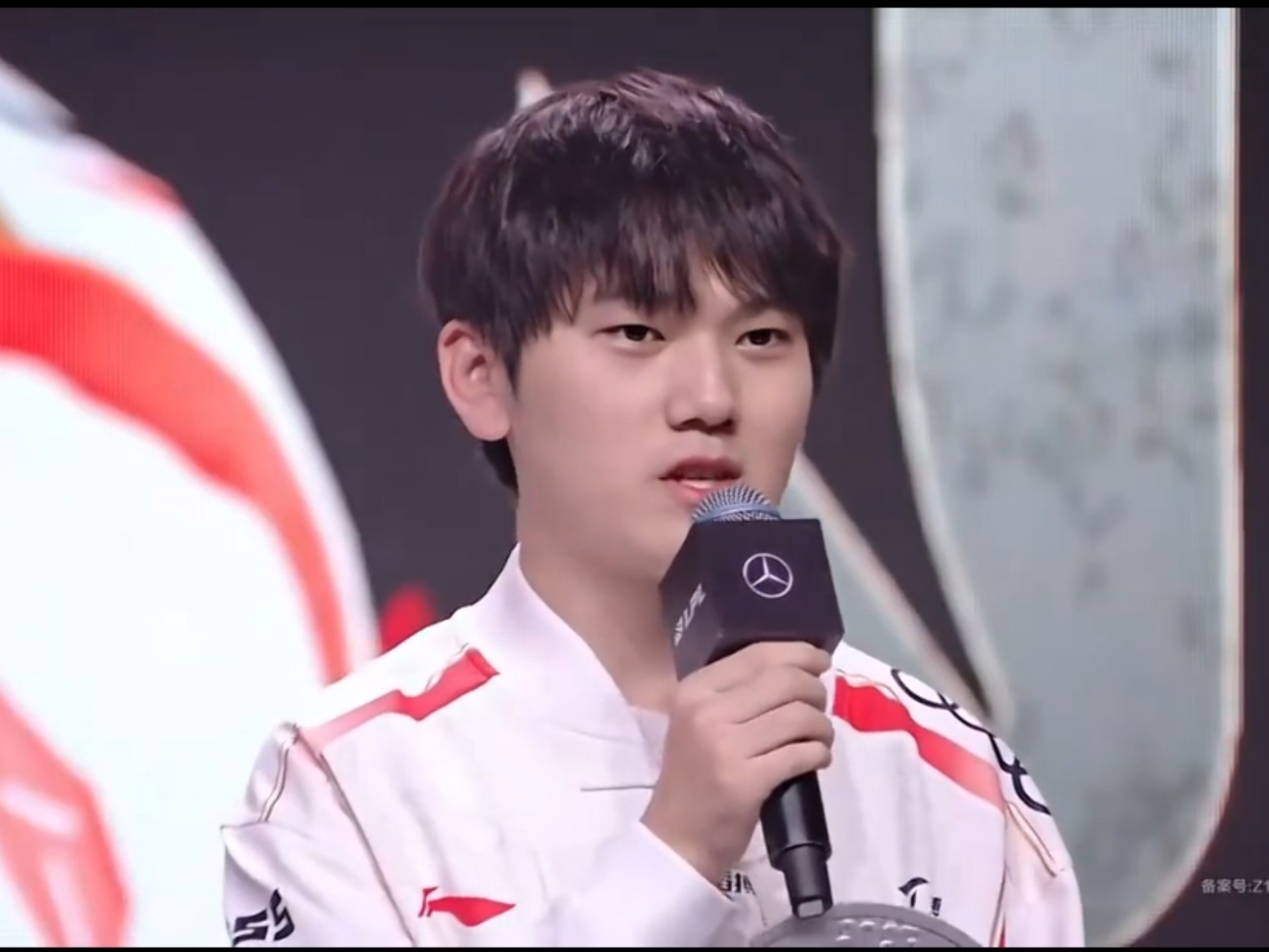 JackeyLove重返赛场，晋级下一阶段首场状态出色，瑞士队观众沸腾！