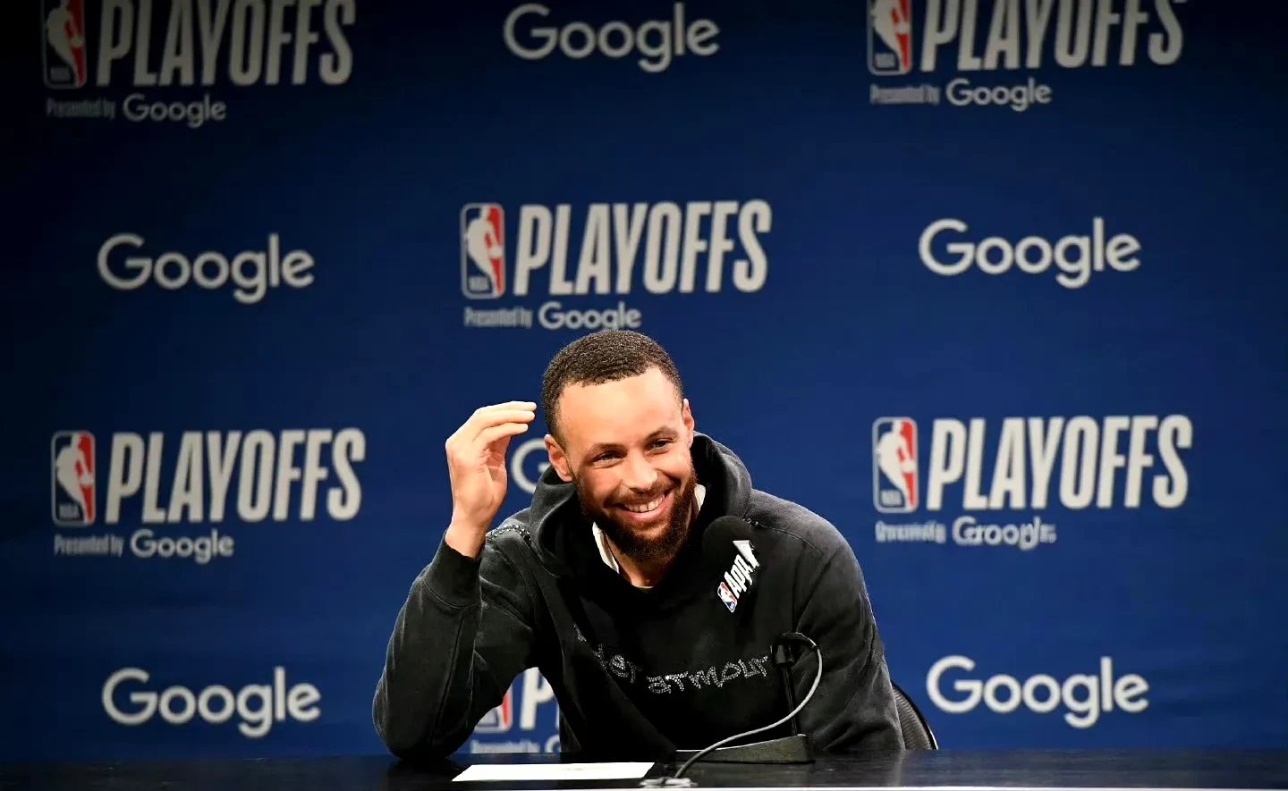 库里重返赛场，出色防守首场状态出色，DWG观众沸腾！的简单介绍