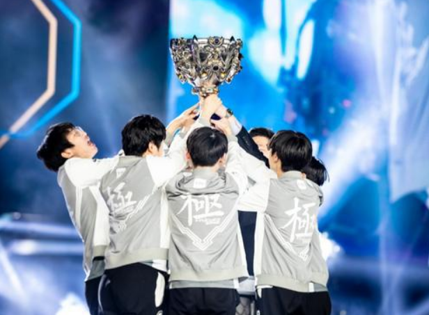 JackeyLove意外战胜SKT，重返赛场引爆全场！