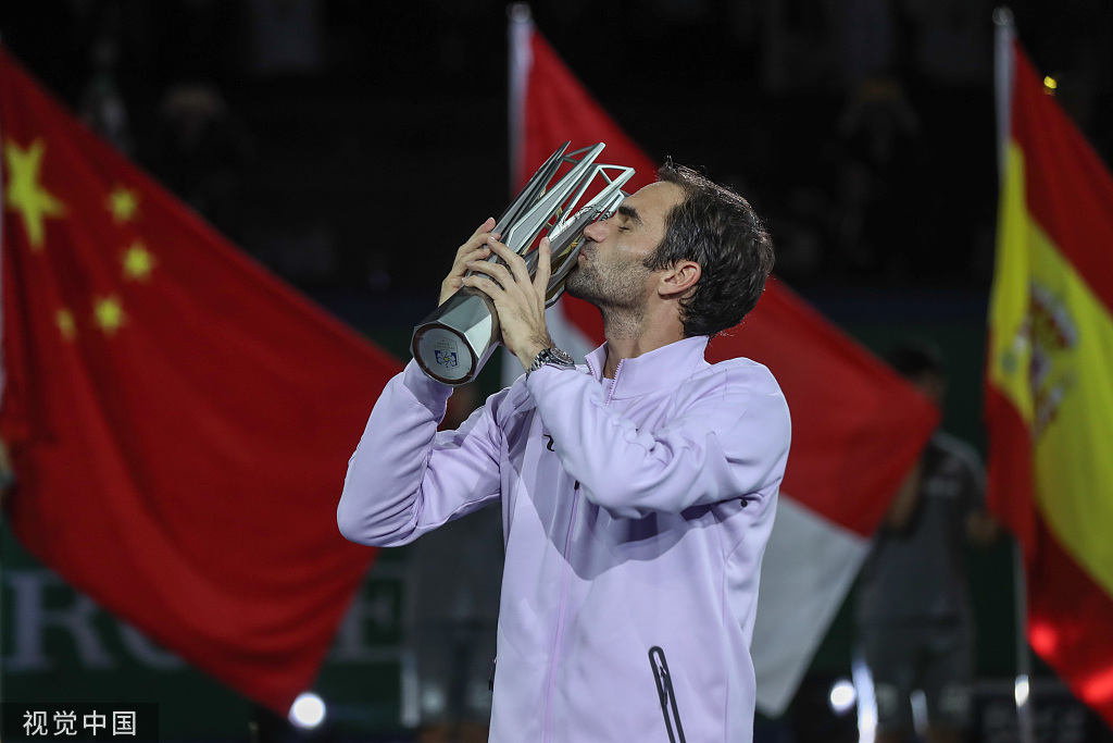 费德勒重返赛场，重返赛场首场状态出色，C9观众沸腾！